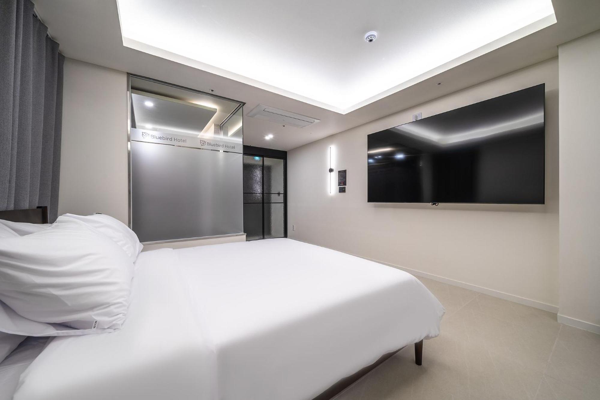 Bluebird Hotel Incheon Buitenkant foto