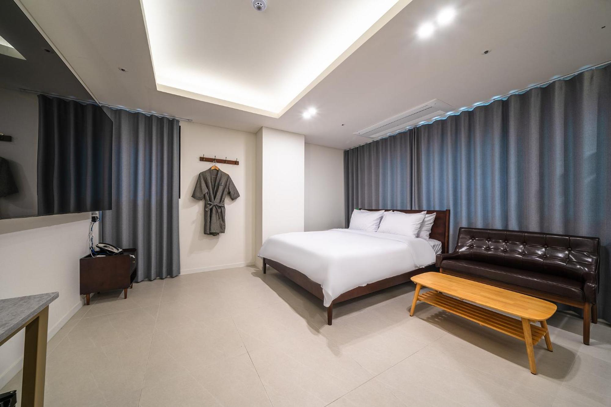 Bluebird Hotel Incheon Buitenkant foto