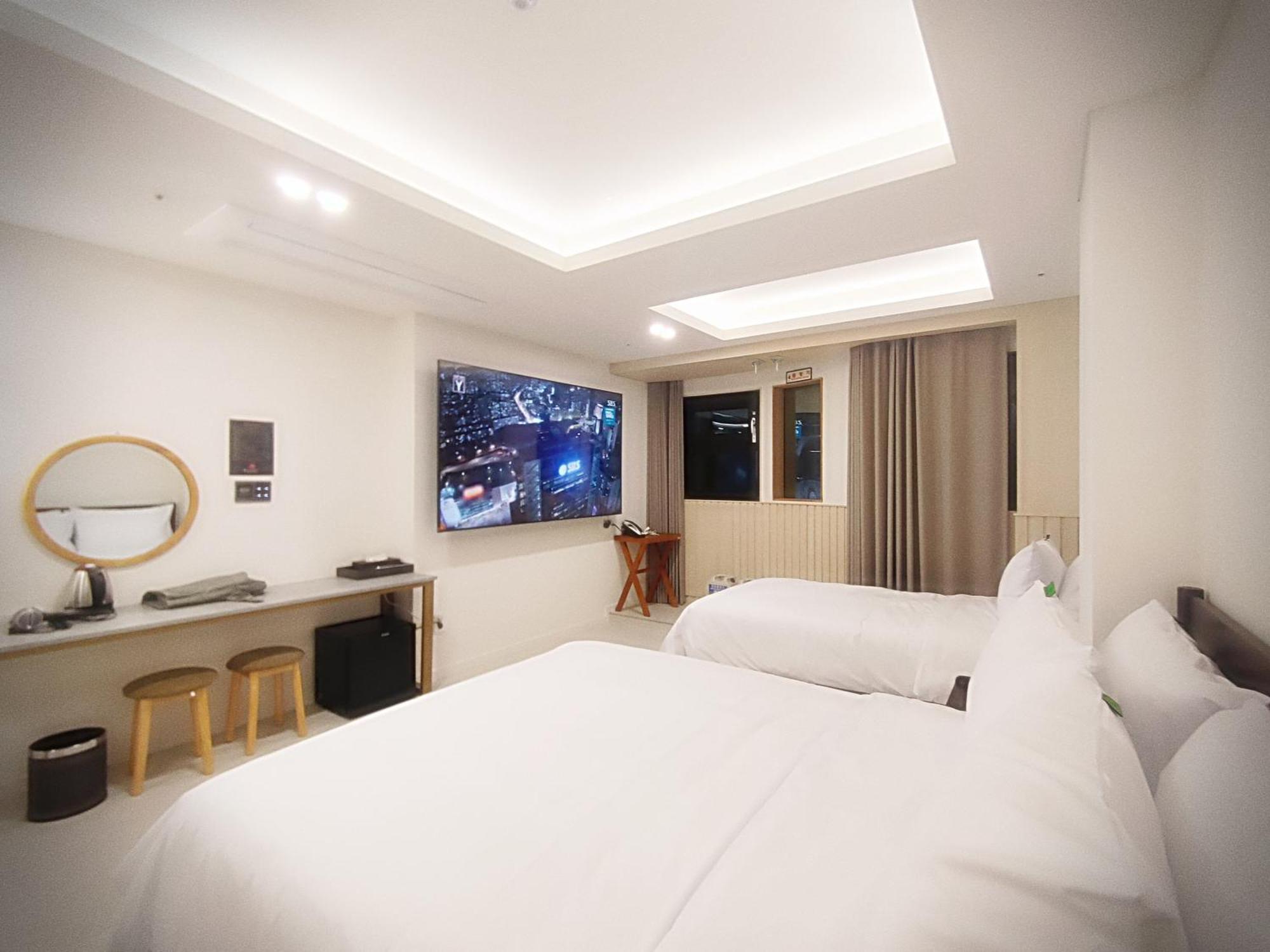 Bluebird Hotel Incheon Buitenkant foto